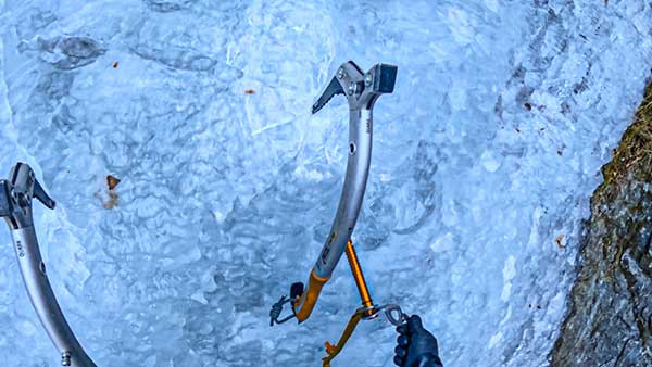 밀양 학암폭을 등반 중인 필자.15m 높이 부근에 스크루를 설치하고 있다.일정 거리마다 스크루를 얼음에 박고 로프를 걸어 추락해도 떨어지지 않도록 안전을 확보한다.