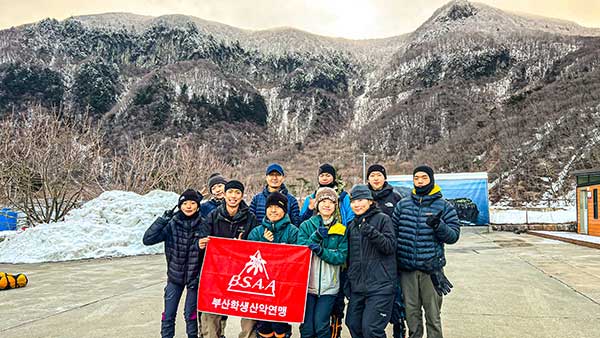울릉도 설상훈련을 마치고 육지로 돌아가는 배를 기다리는 대원들.