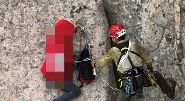 설악산 울산바위 하강 중 추락사…고립된 3명은 구조