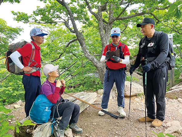 등산객들에게 유해발굴감식 사업을 홍보하고 있는 최응규 조사관.