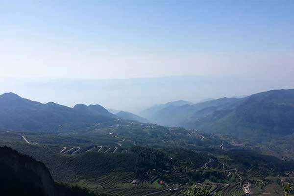 이방차산으로 가는 산길.