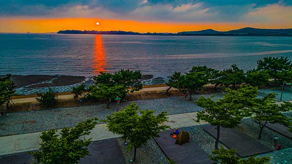 백미리희망캠핑장에서 드론으로 촬영한 낙조. 장마철이지만 운이 좋게 멋진 일몰을 볼 수 있었다.