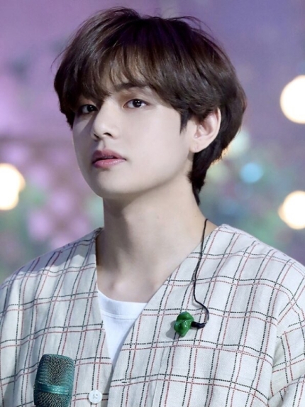 Photo of BTS V showing his amazing visual.