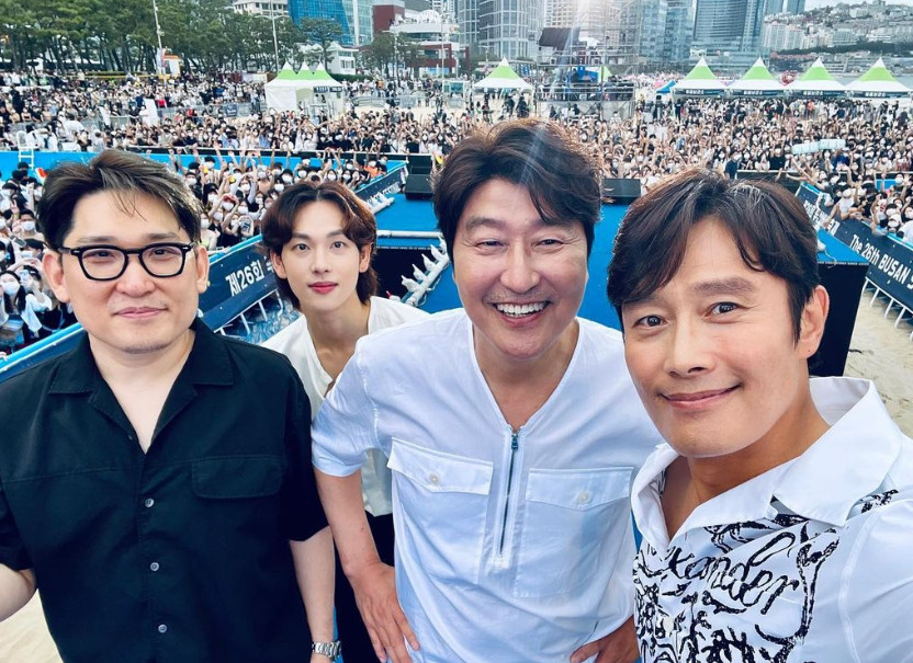 '<b>이민정</b>' <b>이병헌</b>, '<b>비상선언</b>' 팀과 셀카..<b>임시완</b> 외모에 시선 강탈