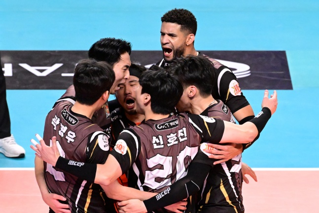 '<b>레오</b> 36점 대폭발' OK금융그룹, 1위 우리카드마저 꺾었다! 파죽의 4연승... ...