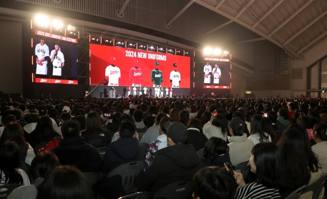 '1500석이 3분 만에' SSG 팬 페스티벌 초고속 매진, <b>선수</b>단도 화답했다 ...