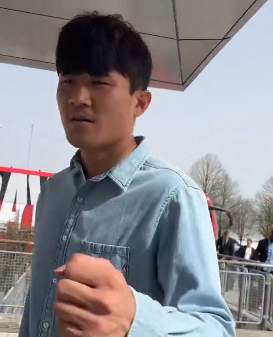 [공식발표] <b>김민재</b>, '어두운 표정' 결전지 런던 도착했다... 뮌헨, UCL <b>아스널</b>...