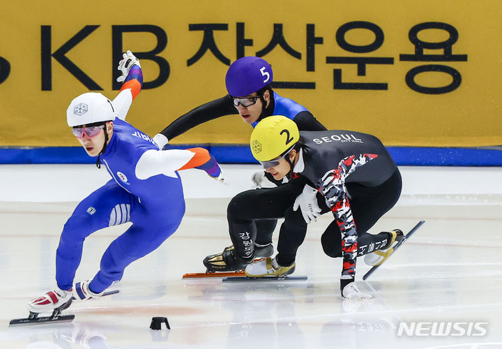 '팀킬 논란' <b>황대헌</b> 또 반칙→연속 실격... 박지원 <b>국대</b> 2차 선발전 1500m 우...