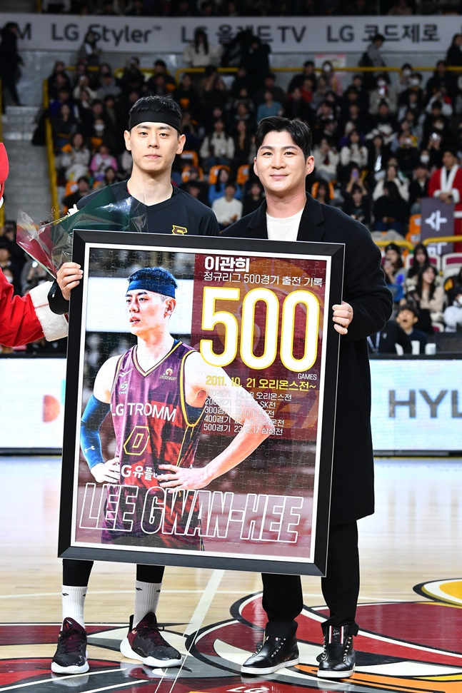 LG 트윈스 오지환(오른쪽)이 24일 창원실내체육관에서 열린 창원 LG와 부산 KCC의 2023~2024 정관장 프로농구 경기를 방문해 통산 500경기에 출전한 창원 LG 이관희와 기념촬영을 하고 있다. /사진=KB