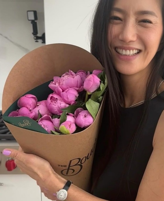'LA 대저택 거주' 김민, 딸 꽃 선물에 감격..여배우 비주얼 여전