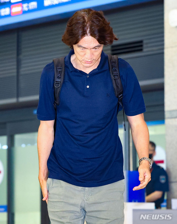 '굳은 표정' 홍명보, 주장 손흥민에 '<b>기강</b>부터 잡자' 면담했나... "해외...