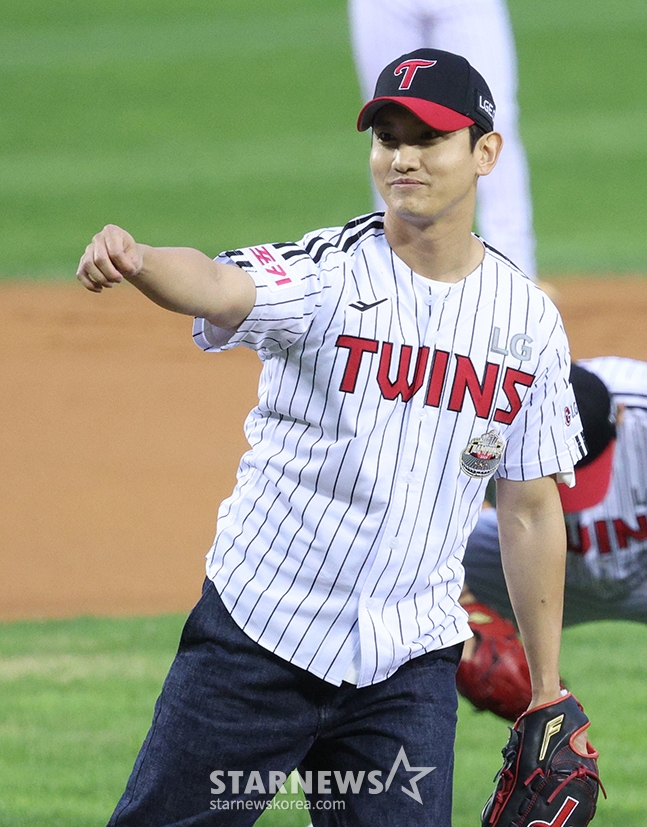 최강창민님의 시구 모습