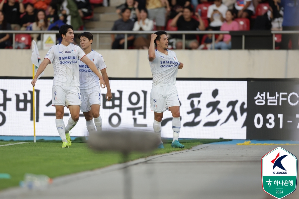 '벼랑 끝' <b>수원</b>, <b>이기제</b> '원더 <b>극장골</b>'이 살렸다! 성남 꺾고 3경기 무승...