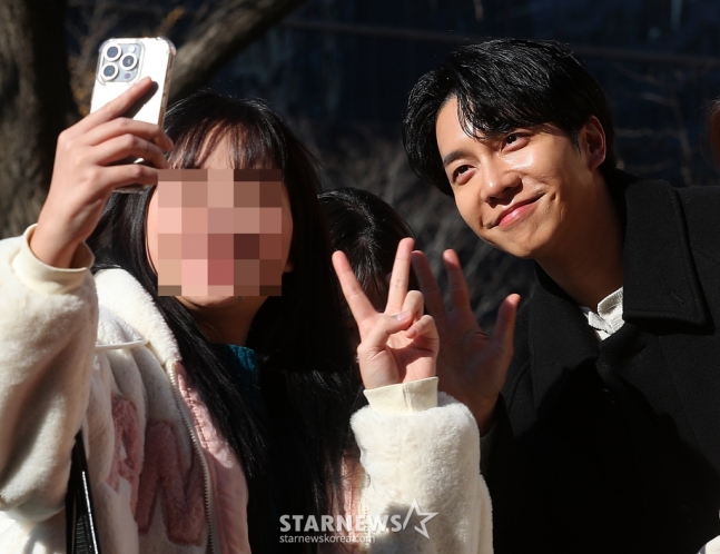 소통왕 이승기, 광화문 들썩!..대가족 흥행 정조준, 그럴만두 [스타현장][종합] | 네이트 판