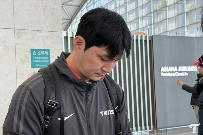 [벳조이]캠프 출국에 &apos;금빛 명품 시계&apos;라니... LG 오지환, 왜 어색한 공항 패션으로 한국 떠났나