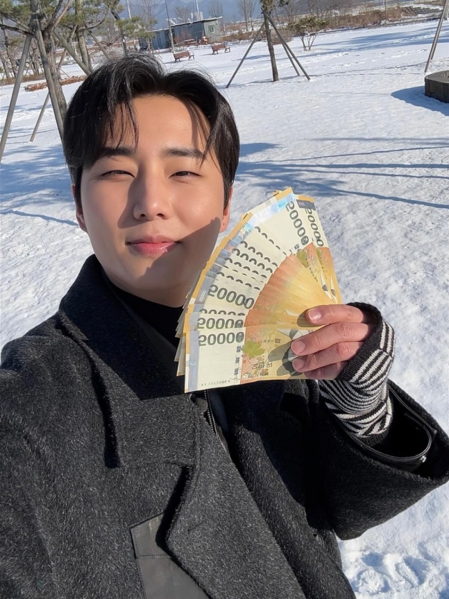 5만원권 다발들고 육해공 푸드투어 예고한 영케이님