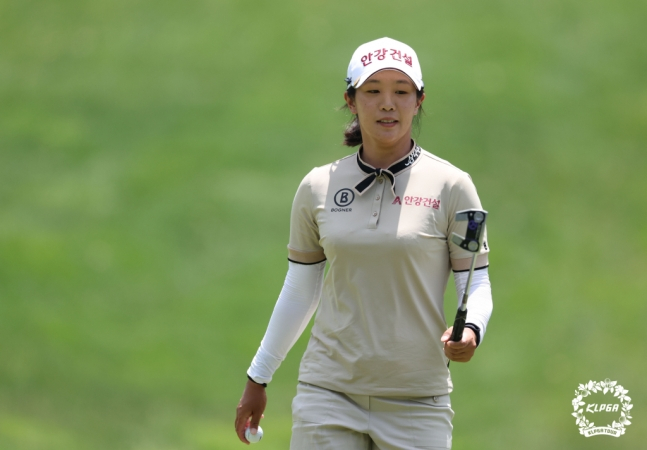 '아!' 윤이나, 꿈의 LPGA 데뷔전에서 '컷 탈락' 아픔... 고진영은 2R부터 단독 선두→1년 9개월만 우승 도전 [파운더스컵]