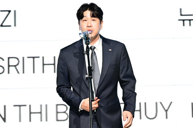 "멱살 잡고 때렸다는 건 다 거짓" '코치 <b>폭행</b> 혐의' <b>김종민 감독</b> 입 열었...