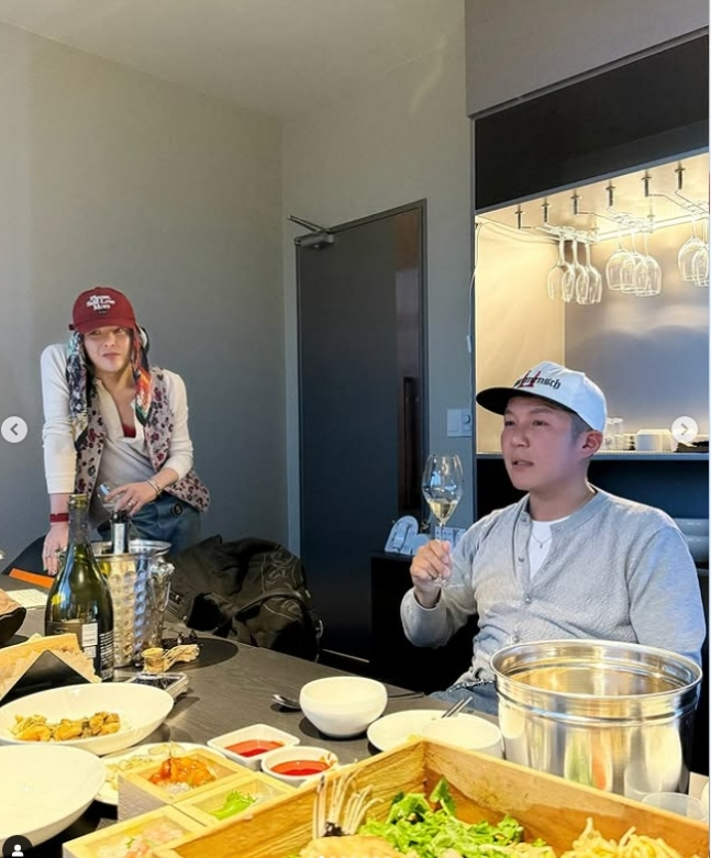 할머니 꽃무늬 조끼도 엣지있게 소화하는 지디님