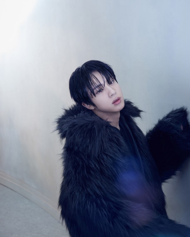 치명적이고 시크한 눈빛까지 록커의 분위기를 내는 진님