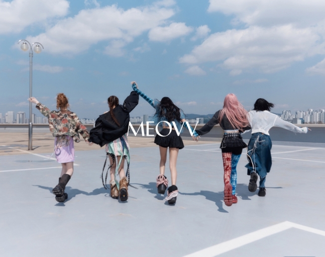 MEOVV(미야오), 청량美 가득 'DROP TOP'(드랍탑) 콘셉트 포토 공개 | 인스티즈