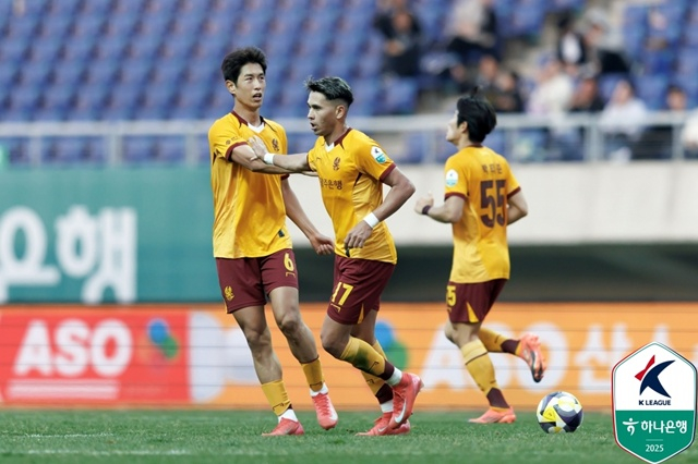 [공식발표] <b>축구협회</b>, <b>광주</b> 몰수패 주장에 선 그었다... <b>미납</b> 논란에 "고...