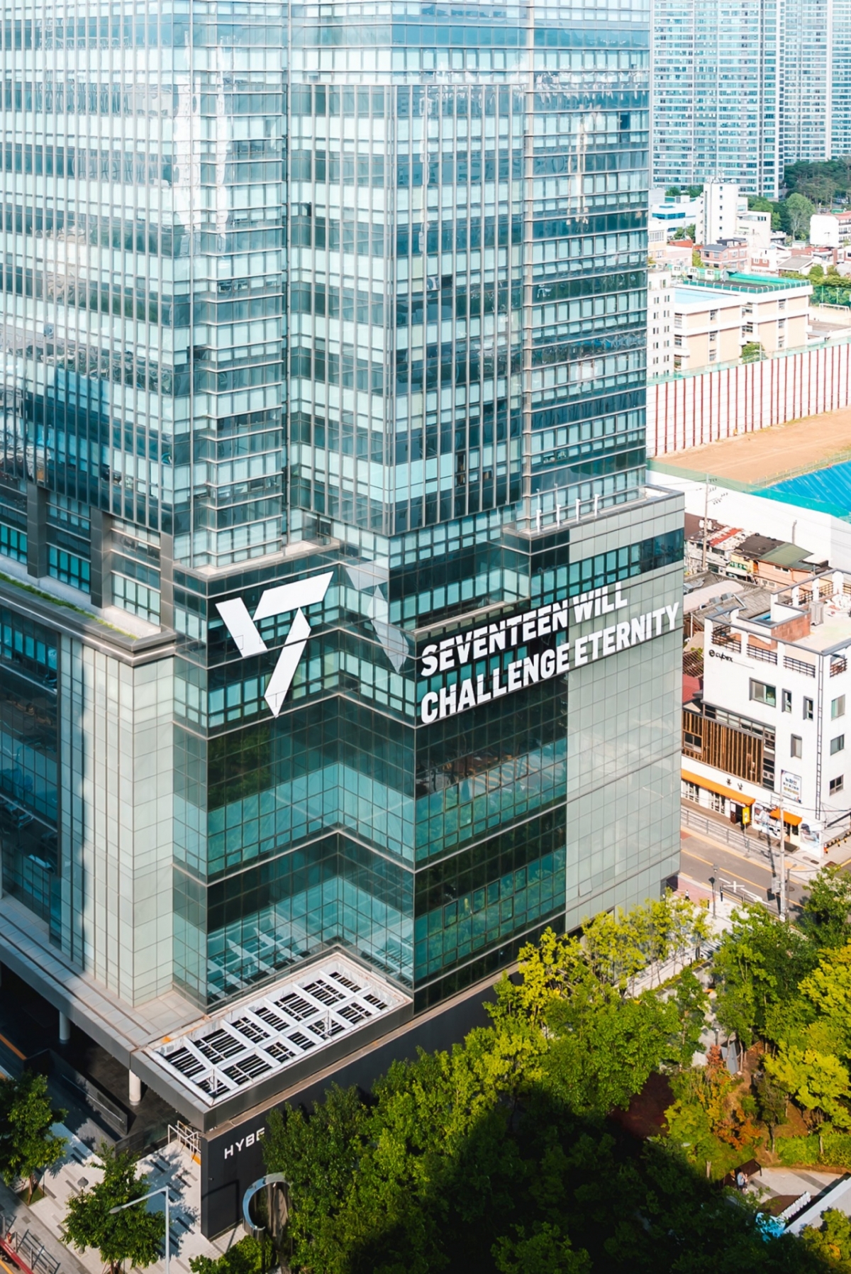 "영원에 도전한다" <b>세븐틴</b>, <b>10주년</b> 기념 하이브 사옥 래핑