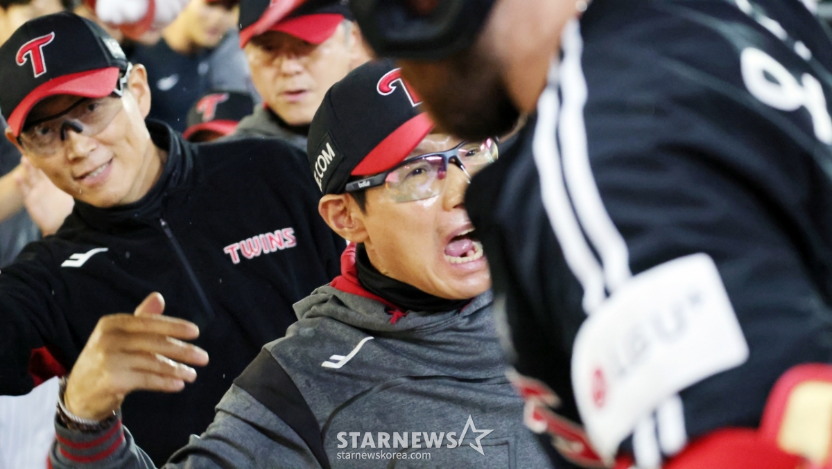 [포토] '아프다!!' <b>600승</b> <b>염경엽 감독</b>