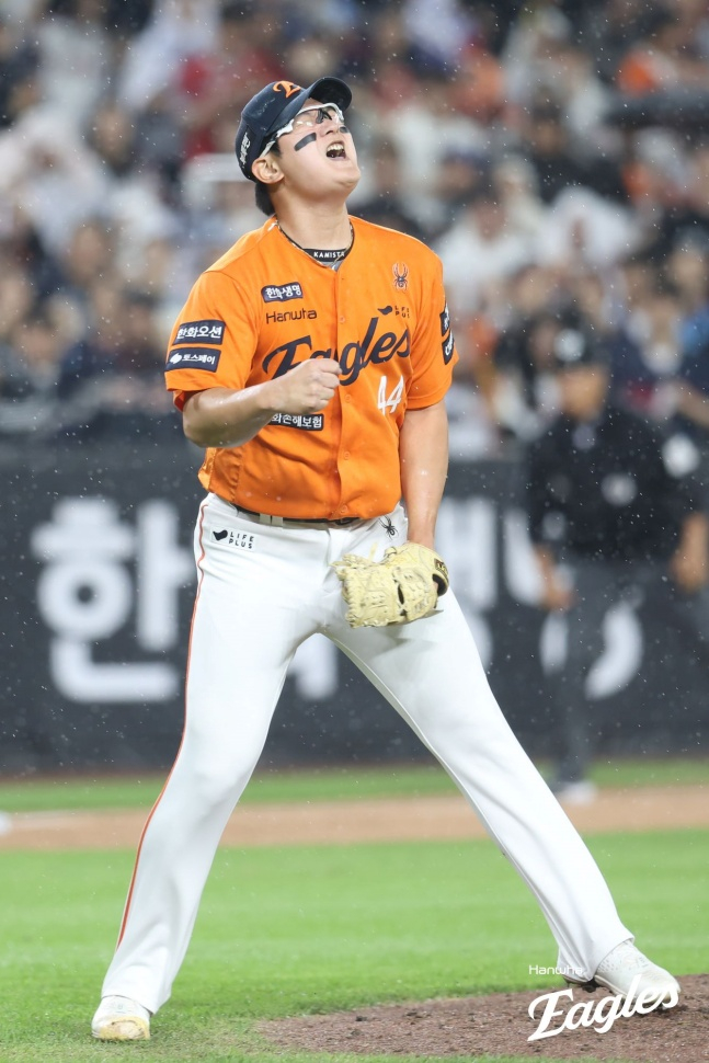 '8이닝 11K' <b>한화</b> 단독 2위 탈환 이끈 대전 예수, 어린 마무리 챙겼다 "...