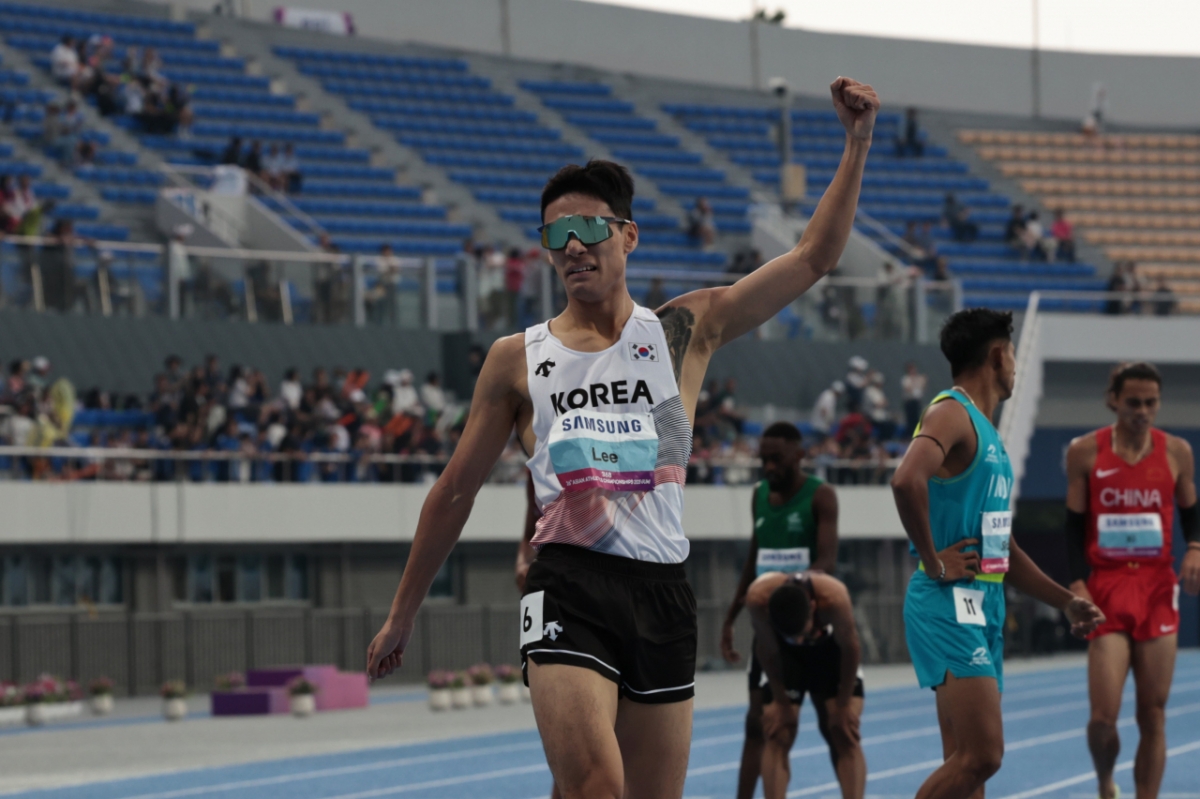 30년 만에 메달 감격! <b>이재웅</b>, 구미 <b>아시아육상</b> 男 1500m 깜짝 '은메달'...