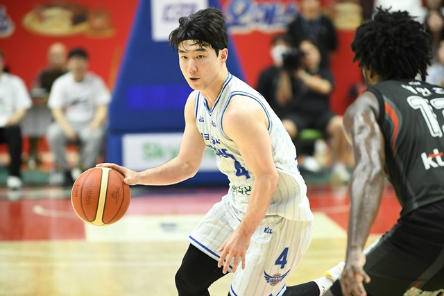 [오피셜] 서울 SK, MVP <b>안영준</b> 잡았다→5년 총액 7억5천... '또 다른 대어...