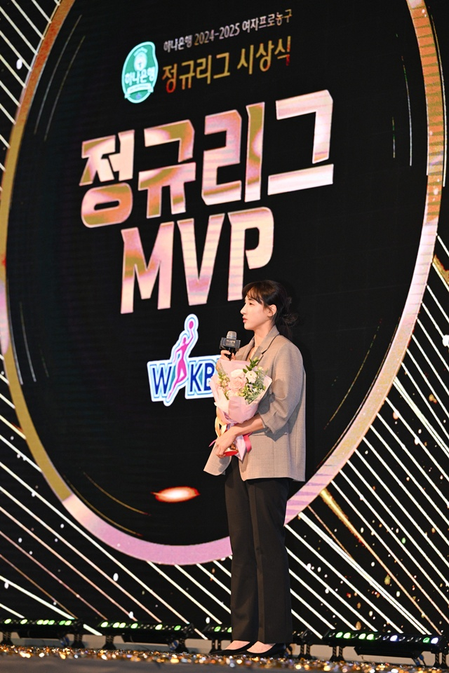 "<b>김단비</b> 4억5천 동일 조건" 우리은행과 <b>재계약</b>... 2028년까지 함께 한다...