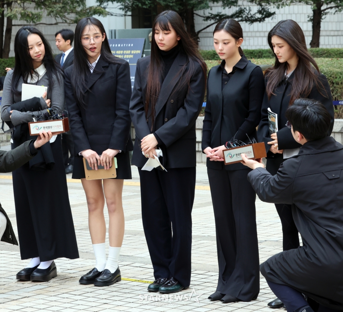 <b>뉴진스</b> "이미 <b>신뢰 파탄</b>"vs 어도어 "법원 결론 기다려"..합의는 없다 [스...
