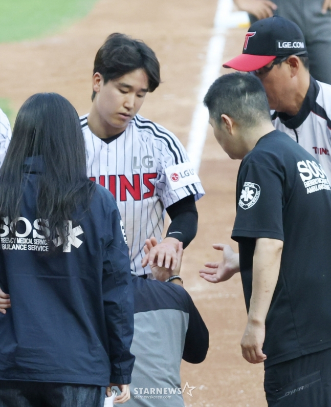 &apos;일주일 새 유격수 2명 잃을 뻔&apos; LG 한숨 돌렸다, &apos;141㎞ 직구 맞은&apos; 구본혁 X-레이 이상無 뼈에 이상 없다 [잠실 현장]
