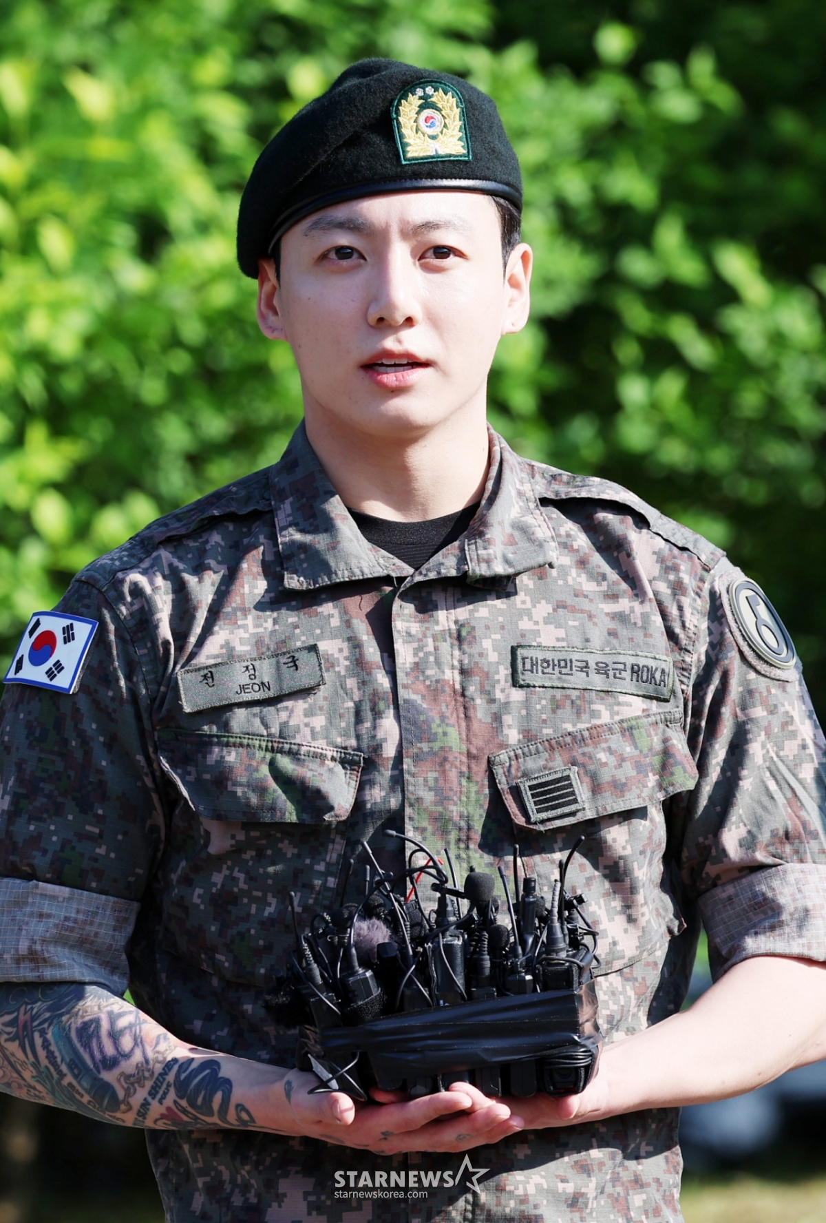 "너무 보고싶었다" 방탄소년단 <b>정국</b>, <b>제이홉 콘서트</b> 출격 [스타현장]