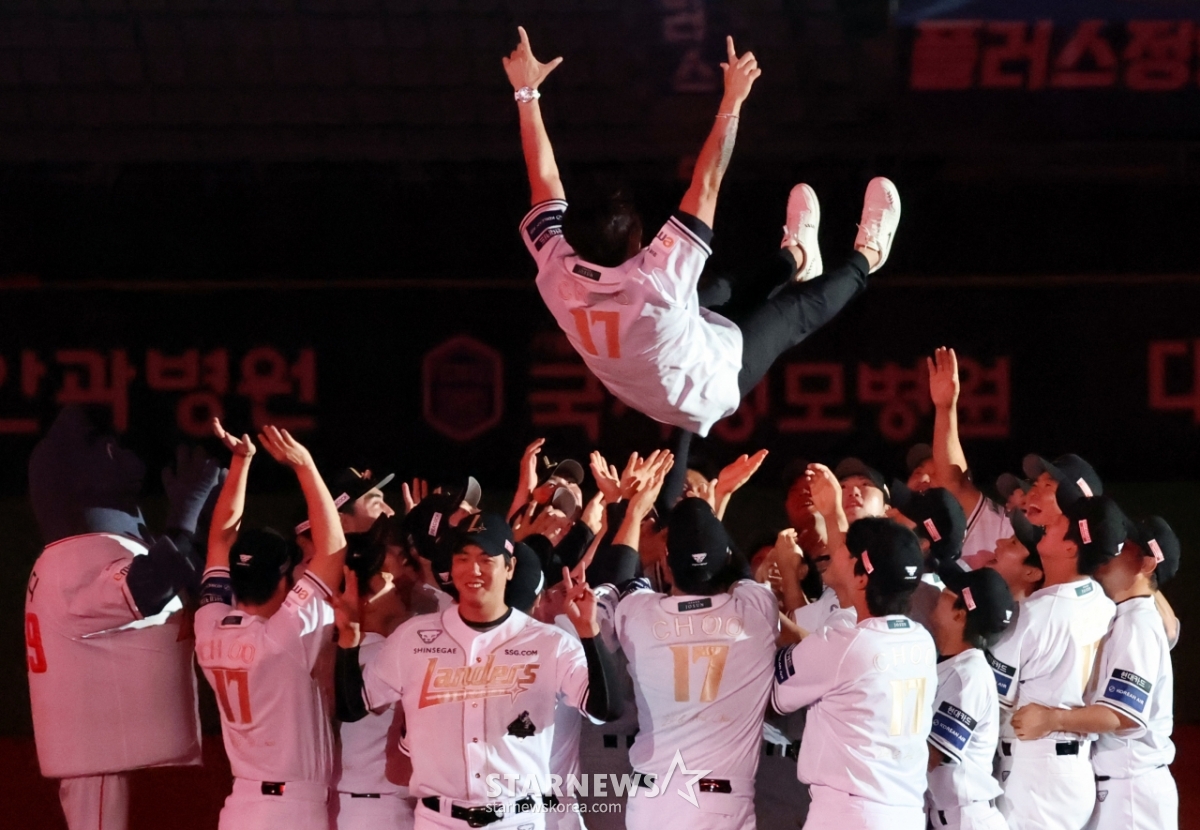 [화보]'<b>헹가래</b>' <b>추신수</b>