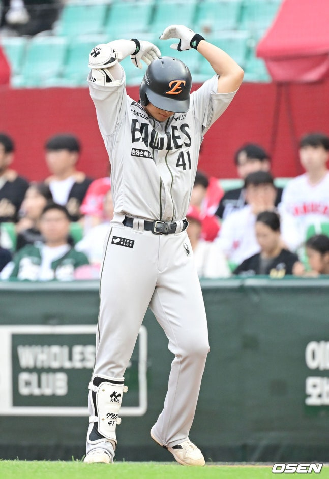 <b>리베라토</b> KBO 데뷔 첫 <b>홈런</b>→폰세 ERA 1위 재탈환! <b>한화</b>, SSG에 5-3 승... ...