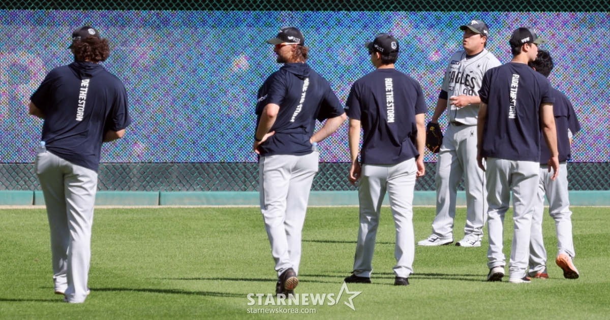 [포토]'한화 선발투수들이' <b>복귀</b> <b>류현진</b>을 대하는 자세