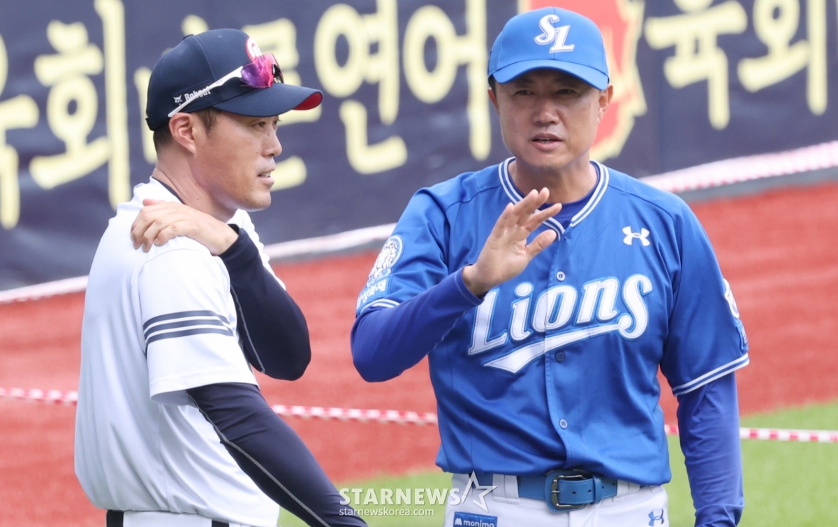 [포토] 조성환-박석진 '<b>두산</b>-<b>삼성</b>전은 늘 빅<b>경기</b>였는데'