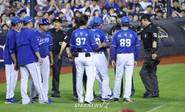 화난 박진만 감독, 체크스윙 <b>판정</b>에 격렬 항의 '류지혁 스윙 <b>판정</b>→김재...
