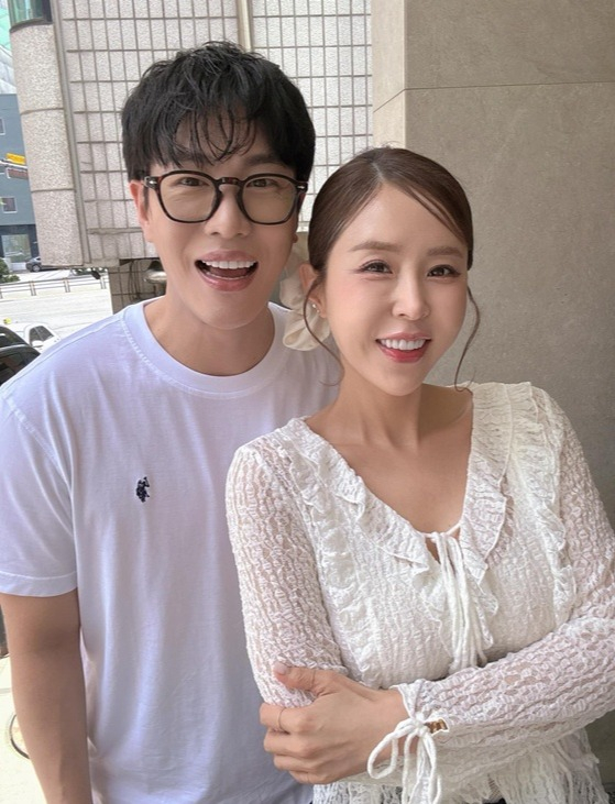 [단독]'돌싱' 고백 후 사생활 <b>논란</b>..'<b>신지</b>' <b>문원</b>, 오늘 직접 입 연다
