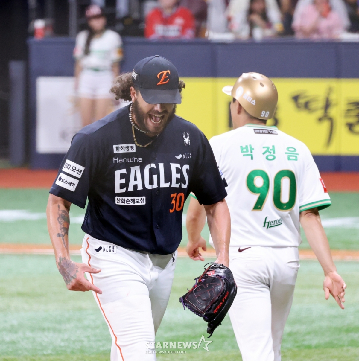 [포토]'5이닝 1실점 환호하는' <b>한화</b> 폰세