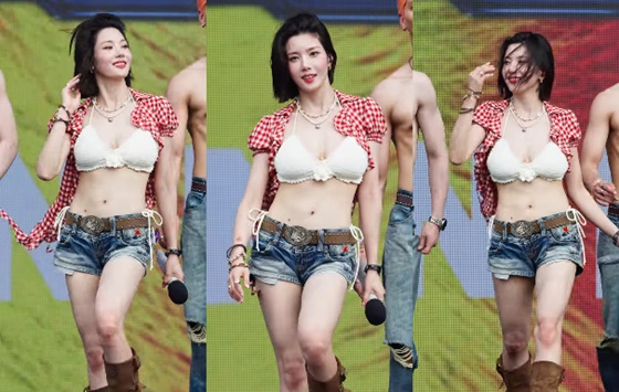 셔츠 풀어헤친 <b>권은비</b>, 직캠 영상 200만 뷰 돌파..<b>무대</b> 찢은 '<b>워터밤</b> 여...
