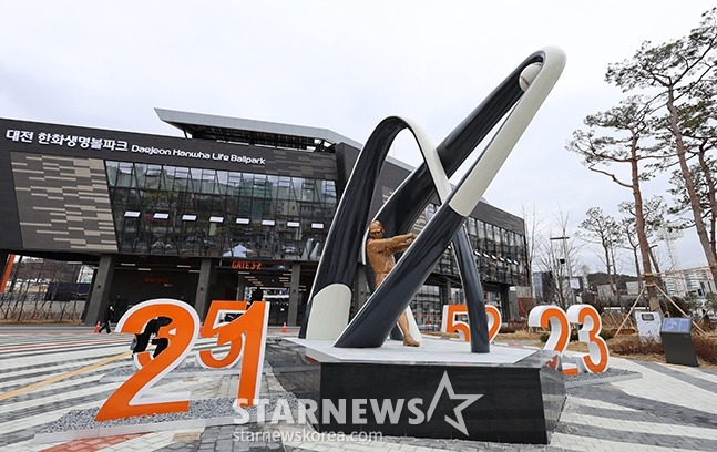 '지역+모기업' 뺀 경기장 <b>명칭</b>, 프로야구도 가능할까 [류선규의 비즈볼...