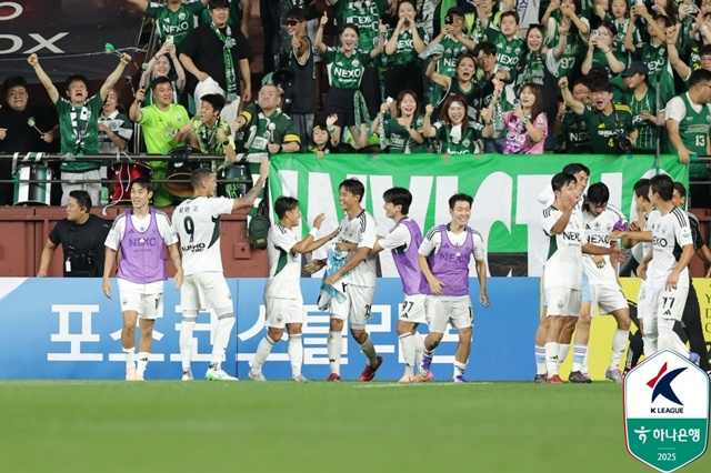 전북 '0-2→3-2' 대역전승! '93분 극장골' 18경기 무패행진... '<b>기성용</b> 데...