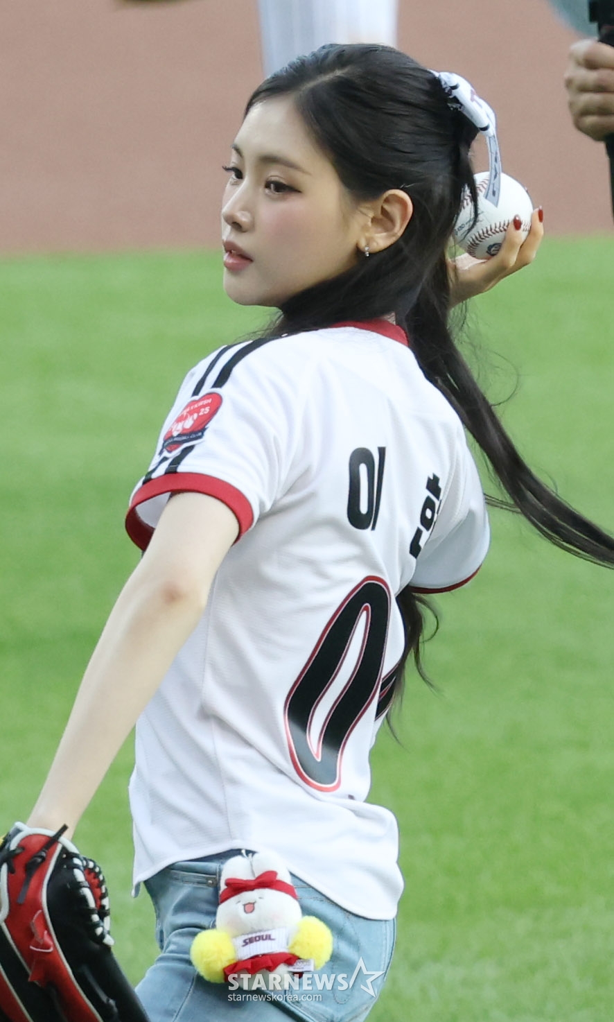 [포토] <b>베이비돈크라이</b> 이현의 청순 <b>시구</b>