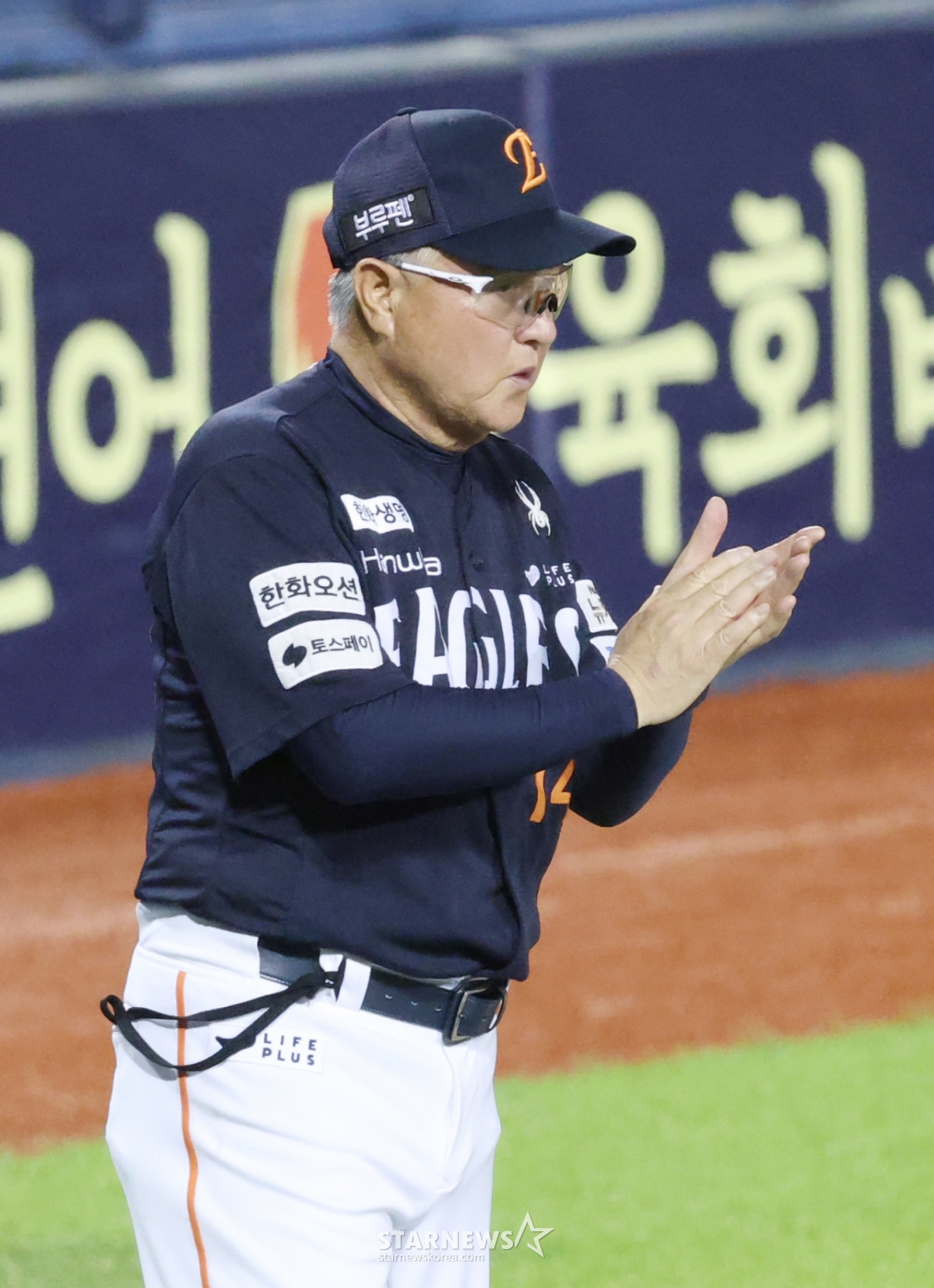 [포토] <b>김경문</b> '<b>10연승</b>에 물개박수'