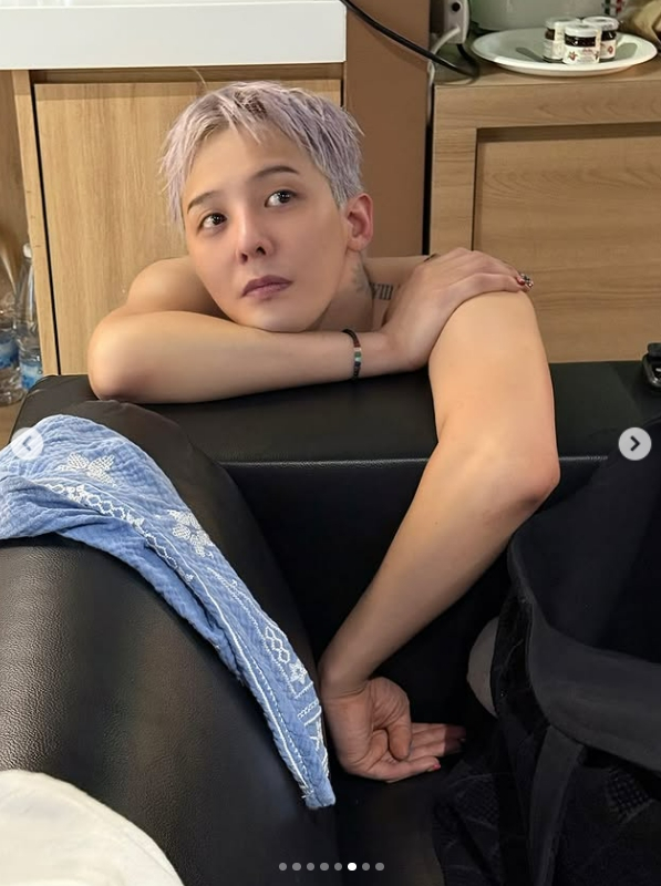 G-Dragon updated his status with a cute and friendly photo.