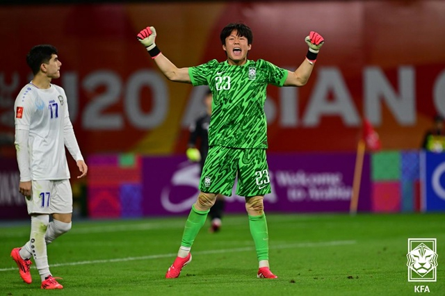 '韓축구 미래인데' 19세 GK <b>혹독한 신고식</b>... 포항 홍성민, 성장 위한 수...