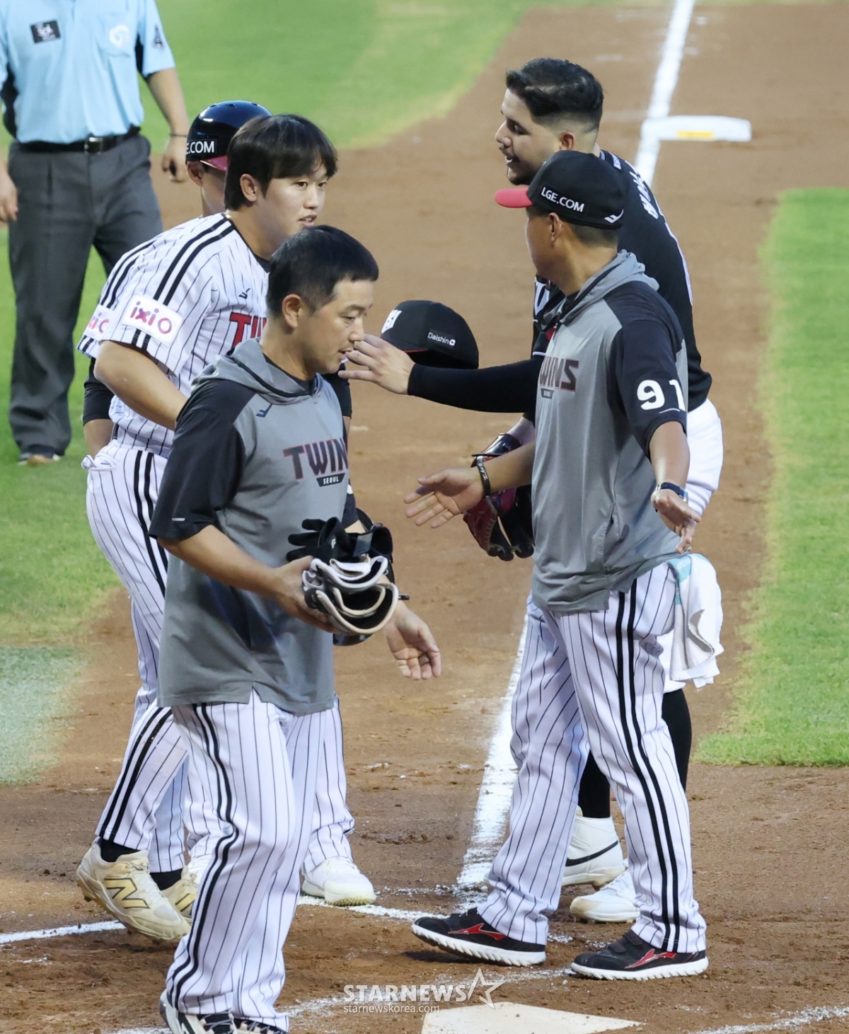 [포토] <b>헤이수스</b> '정중한 <b>헤드샷 퇴장</b>'